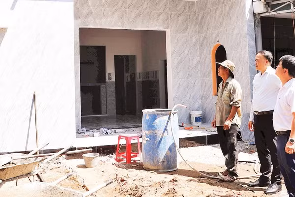 Lãnh đạo xã Hiệp Đức kiểm tra tiến độ xây dựng nhà của ông Đặng Đình Tam.