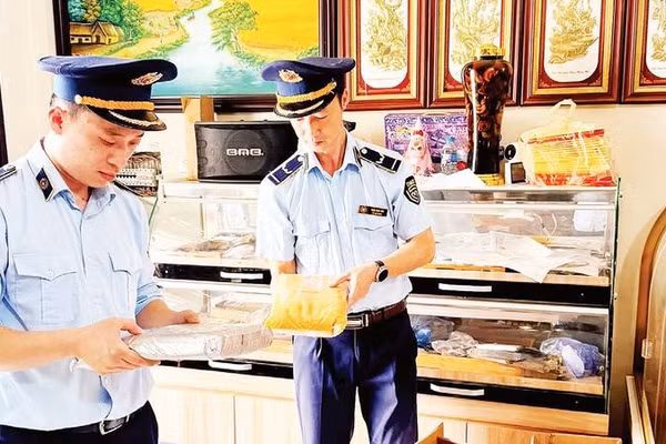 Đội Quản lý thị trường số 1, Chi cục Quản lý thị trường tỉnh Lạng Sơn kiểm tra hộ kinh doanh bánh trên địa bàn phường Kỳ Lừa (Ảnh TRÍ DŨNG)