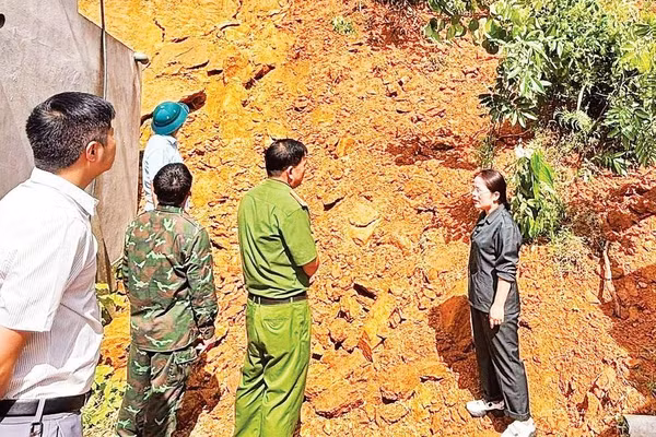 Lãnh đạo xã Bạch Thông kiểm tra, chỉ đạo công tác khắc phục sạt lở trên địa bàn (Ảnh MINH NGUYỆT)