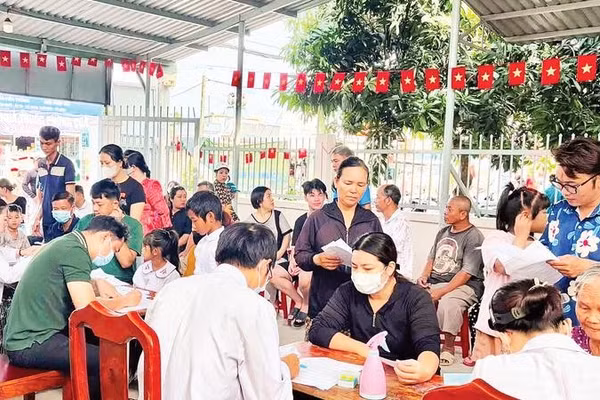 Người dân xã Xuân Thới Sơn đến điểm khám sức khỏe trong dịp nghỉ lễ Quốc khánh 2/9.