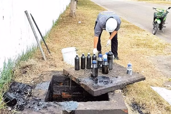 Cục Môi trường (Bộ Nông nghiệp và Môi trường) kiểm tra các cơ sở xả thải tại khu tiểu thủ công nghiệp Lê Minh Xuân.