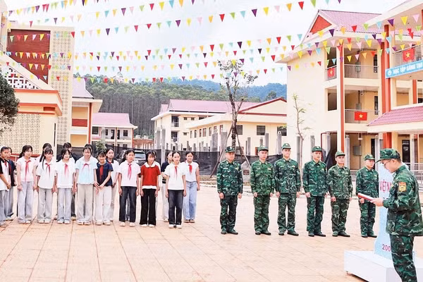 Cán bộ, chiến sĩ Đồn Biên phòng Pò Mã giới thiệu về cột mốc cho học sinh (Ảnh THU HIỀN)