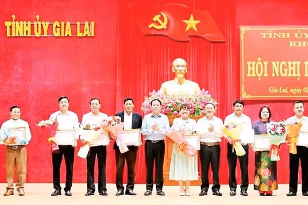 Tỉnh ủy Gia Lai tặng Bằng khen cho 9 đảng bộ trực thuộc đạt tiêu chuẩn hoàn thành xuất sắc nhiệm vụ tiêu biểu năm 2025.