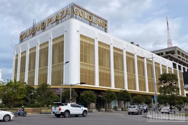 Tòa nhà Goldland Plaza tại số 14, 16, 18, 20 đường Lý Thường Kiệt thuộc Trung tâm thành phố Huế. (Ảnh: QUANG TIẾN)