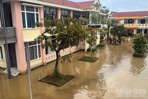 Sân trụ sở Đảng ủy phường Hóa Châu thường xuyên bị úng ngập khi trời mưa. (Ảnh: Q.Tiến) 
