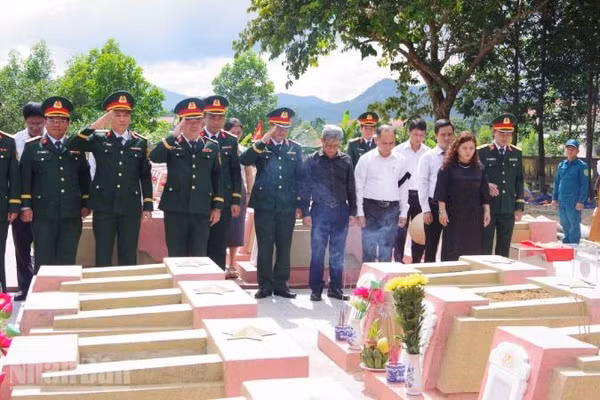 Tại lễ truy điệu, lãnh đạo thành phố, Lực lượng vũ trang và nhân dân địa phương dâng hoa, dâng hương tưởng niệm, tri ân liệt sĩ. (Ảnh: Tiến Đạo)