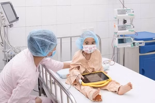 Bệnh nhi P.T.M.D đã được ghép tủy, trên đà hồi phục. (Ảnh: Bệnh viện Trung ương Huế)