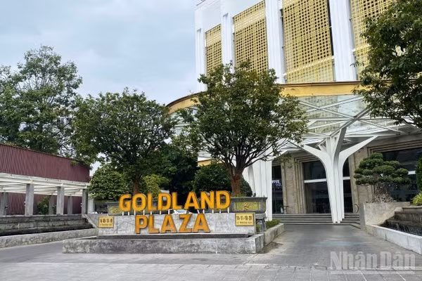 Thanh tra thành phố Huế xác định có nhiều vi phạm trong quá trình thực hiện dự án tòa nhà Goldland ở đường Lý Thường Kiệt. (Ảnh: Quang Tiến)