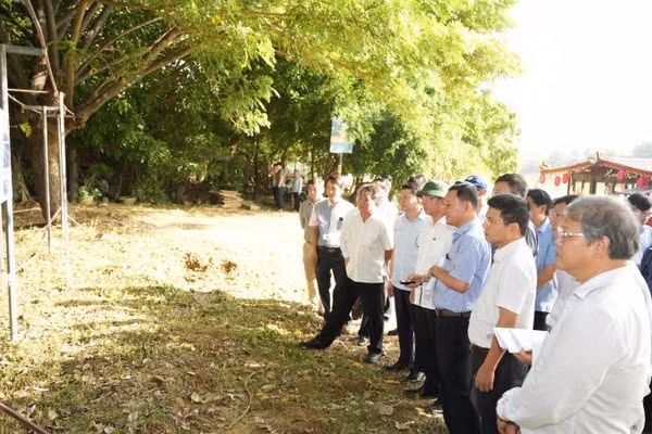Lãnh đạo thành phố Huế kiểm tra, cho ý kiến xử lý những việc còn tồn đọng tại các dự án trọng điểm. (Ảnh: N. Hiếu) 