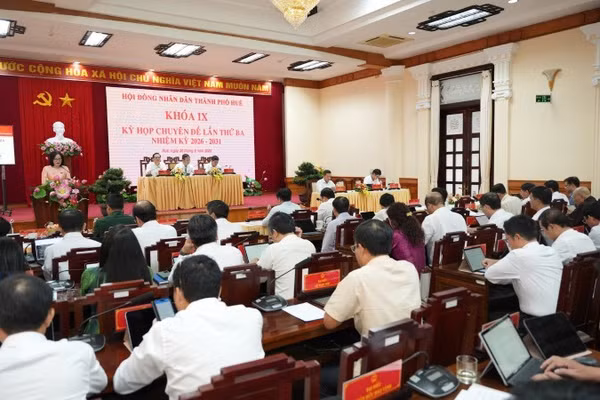 Tại kỳ họp này Hội đồng nhân dân đã biểu quyết thông qua nghị quyết giảm Ban, Sở. (Ảnh: Quang Tiến)