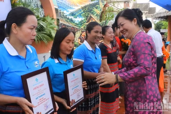 Chủ tịch Hội liên hiệp Phụ nữ thành phố trao chứng nhận cho hội viên tham gia gian hàng. (Ảnh: QT)