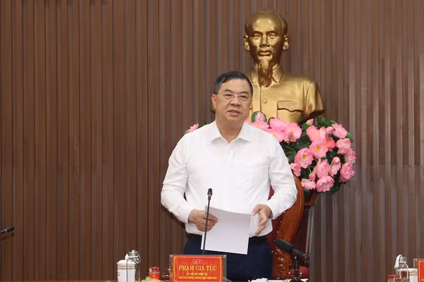 Ủy viên Bộ Chính trị, Thủ tướng Thường trực Chính phủ Phạm Gia Túc phát biểu kết luận buổi làm việc với Ban Thường vụ Tỉnh ủy Quảng Ngãi.