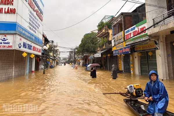 Huế vừa bị ngập lụt nặng và kéo dài vào tháng 10 năm ngoái: (Ảnh tư liệu: DQT)