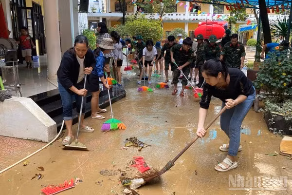 Trường tiểu học Lý Thường Kiệt nhận được hỗ trợ của công an, quân đội, phụ huynh và cả học sinh.
