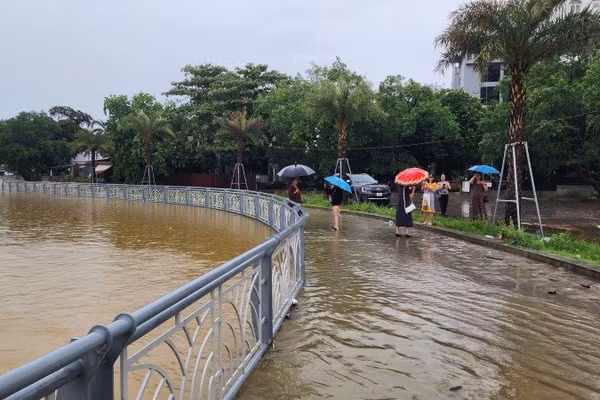Các hồ Tả Trạch, Hương Điền, Bình điền đều tăng lưu lượng từ cuối giờ chiều nay (16/10). Với lưu lượng này, mực nước trên các sông Hương, bồ có khả năng vượt mức báo động 1. (Ảnh minh họa) 