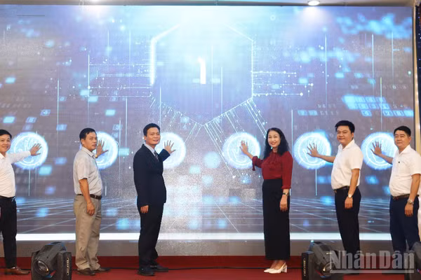 Các đại biểu thực hiện nghi thức phát động khóa tập huấn kỹ năng số trực tuyến năm 2026 trên cổng “Bình dân học vụ số”. (Ảnh: HIỂN CỪ)