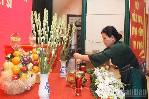 Phó Chủ tịch Thường trực Ủy ban nhân dân tỉnh Quảng Ngãi Y Ngọc dâng hương tưởng nhớ công lao to lớn của các Anh hùng liệt sĩ. (Ảnh: HIỂN CỪ)