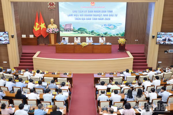 Quang cảnh hội nghị tháo gỡ khó khăn, vướng mắc của các doanh nghiệp, nhà đầu tư trên địa bàn tỉnh. (Ảnh: HIỂN CỪ)