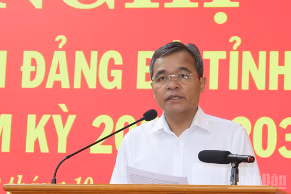 Ủy viên Trung ương Đảng, Bí thư Tỉnh ủy Quảng Ngãi Hồ Văn Niên phát biểu kết luận hội nghị. (Ảnh: HIỂN CỪ)