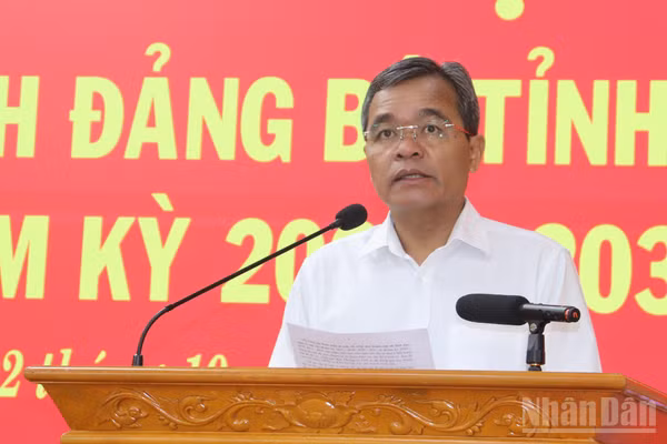 Đồng chí Hồ Văn Niên, Ủy viên Trung ương Đảng, Bí thư Tỉnh ủy Quảng Ngãi phát biểu khai mạc hội nghị.