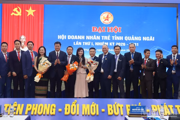 Lãnh đạo tỉnh Quảng Ngãi tặng hoa chúc mừng Ban Chấp hành Hội Doanh nhân trẻ tỉnh Quảng Ngãi khóa I, nhiệm kỳ 2026-2031. (Ảnh: HIỂN CỪ)