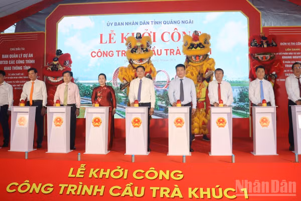 Các đại biểu thực hiện nghi thức khởi công công trình cầu Trà Khúc 1. (Ảnh: HIỂN CỪ)