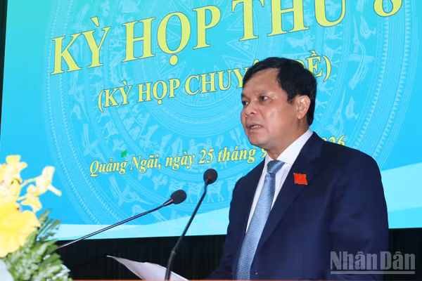 Đồng chí Nguyễn Đức Tuy, Phó Bí thư Tỉnh ủy, Chủ tịch Hội đồng nhân dân tỉnh Quảng Ngãi phát biểu tại kỳ họp. (Ảnh: HIỂN CỪ)