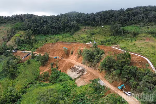 Để khắc phục vị trí sạt lở tại Km 76+800-Km 77+154 đoạn qua địa bàn xã Kon Plông, đơn vị thi công phải nổ mìn phá đá, bạt mái ta-luy dương để hạ cao trình nền đào, thiết lập tim đường mới cho tuyến. (Ảnh: HIỂN CỪ)