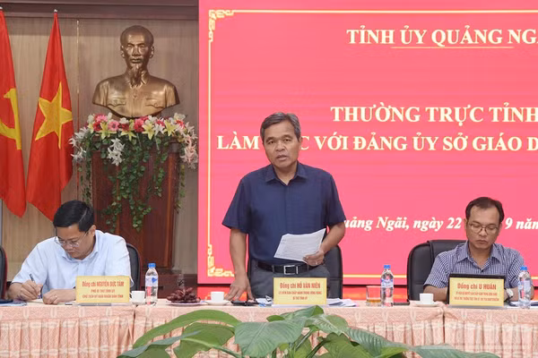 Đồng chí Hồ Văn Niên, Ủy viên Trung ương Đảng, Bí thư Tỉnh ủy Quảng Ngãi phát biểu kết luận tại buổi làm việc với Đảng ủy Sở Giáo dục và Đào tạo. (Ảnh: HIỂN CỪ)