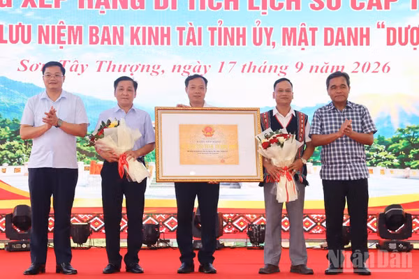 Lãnh đạo tỉnh Quảng Ngãi trao Bằng xếp hạng di tích lịch sử cấp tỉnh đối với địa điểm lưu niệm Ban Kinh tài Tỉnh ủy, mật danh “Dượng Bảy” cho lãnh đạo xã Sơn Tây Thượng (Ảnh: HIỂN CỪ)