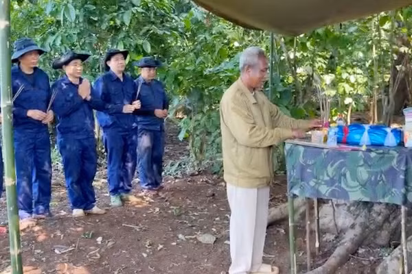 Hài cốt liệt sĩ chưa xác định danh tính hiện đã được đưa về khu vực đóng quân của Đội 192 để bảo quản, hương khói. (Ảnh: Bộ Chỉ huy quân sự thành phố cung cấp)