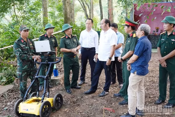 Ông Nguyễn Văn Mạnh thăm, chỉ đạo triển khai tìm kiếm. (Ảnh: Tiến Bốn) 