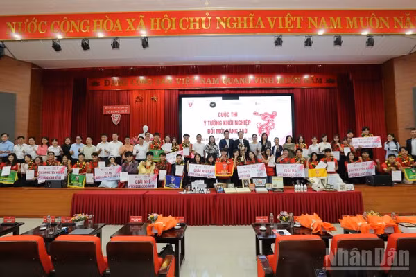 Tám dự án xuất sắc được lựa chọn vào chung kết, trình bày ý tưởng trước Ban Giám khảo và các nhà đầu tư. (Ảnh: QUANG TIẾN)