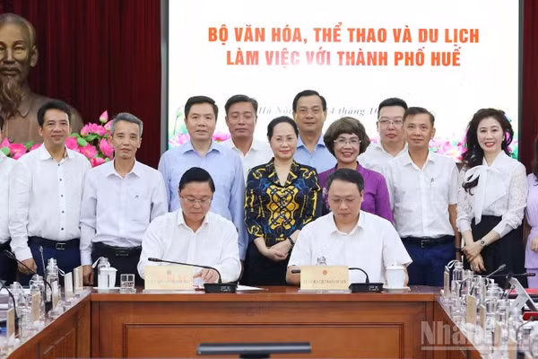 Thành phố Huế và Bộ Văn hóa, Thể thao và Du lịch ký kết Kế hoạch phối hợp hành động về phát triển văn hóa, thể thao và du lịch giai đoạn 2026-2030. (Ảnh: NGỌC HIẾU)