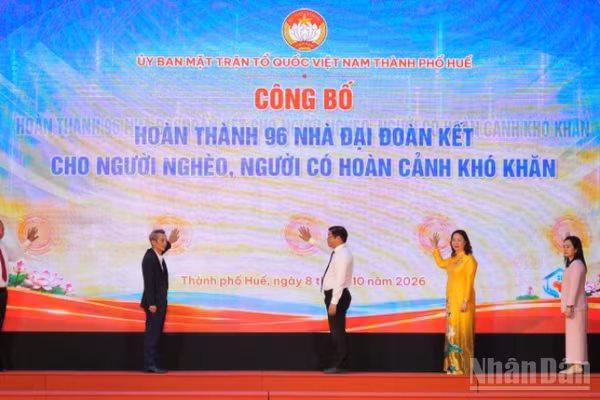 Tại Lễ phát động, Ủy ban Mặt trận Tổ quốc Việt Nam thành phố Huế đã công bố hoàn thành 96 nhà đại đoàn kết cho người nghèo, người có hoàn cảnh khó khăn. (Ảnh: Q.T)