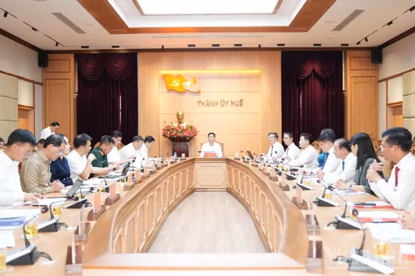 Thường trực Thành ủy Huế thống nhất các định hướng hợp tác, nhằm phát huy tiềm năng, thế mạnh của Đại học Huế cho mục tiêu phục vụ phát triển kinh tế-xã hội thành phố. (Ảnh: THANH HOÀNG)