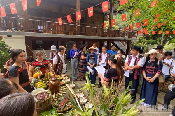 Ủy ban nhân dân thành phố Huế vừa phê duyệt hơn 1,354 tỷ đồng hỗ trợ 589 thôn, tổ dân phố tổ chức Ngày hội Đại đoàn kết toàn dân tộc. (Ảnh: Quang Tiến)