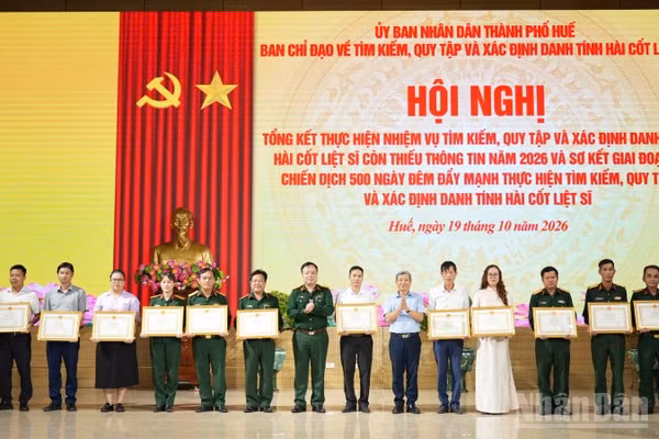 Tại hội nghị, Ban Chỉ đạo 515 thành phố Huế khen thưởng các tập thể, cá nhân có thành tích xuất sắc trong công tác tìm kiếm, quy tập và xác định danh tính hài cốt liệt sĩ năm 2026. (Ảnh: QUANG TIẾN)