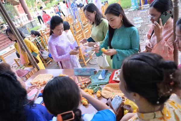 Sản phẩm của Câu lạc bộ phụ nữ khuyết tật phường Thanh Thủy đã gây chú ý đối với khách dự lễ. (Ảnh: Q.T)