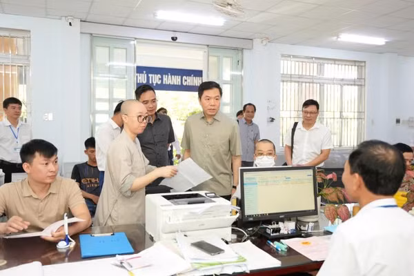 Phó Bí thư Thường trực Thành ủy Trịnh Mạnh Linh kiểm tra, làm việc tại các xã, phường phía bắc của thành phố Huế. (Ảnh: Hiếu Em)