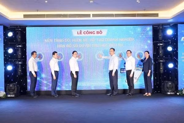 Các đồng chí lãnh đạo thành phố nhấn nút ra mắt hệ thống. (Ảnh: Quang Tiến)