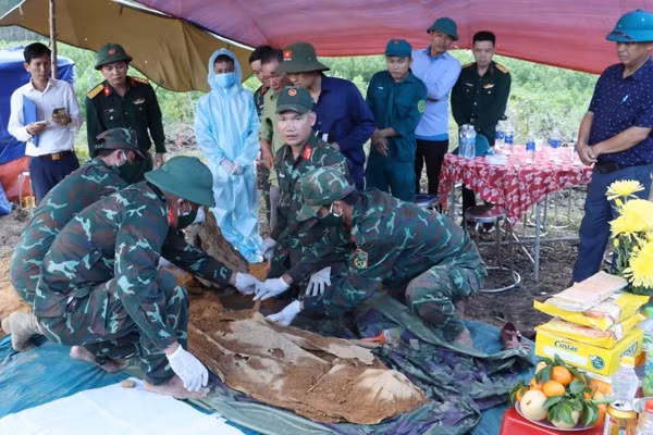 Di vật tìm thấy gồm: thắt lưng, dép cao-su, tất, bàn chải đánh răng màu đỏ, lược, 25 cúc áo, quần và tấm tăng. (Ảnh: LÊ SÁU)