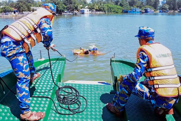 Lực lượng diễn tập thực hành xử trí tình huống giả định cứu người gặp nạn trên biển. (Ảnh: Võ Tiến)