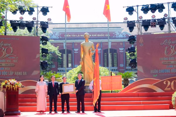 Bí thư Thành ủy Huế Nguyễn Đình Trung trao Huân chương Độc lập hạng Ba tặng Trường trung học phổ thông Chuyên Quốc Học. (Ảnh: ĐÌNH HOÀNG)