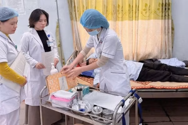 Thăm khám tại Bệnh viện da liễu thành phố Huế. (Ảnh: Bệnh viện Da liễu)