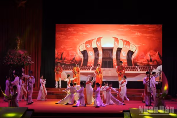 Nhiều tiết mục của Mặt trận phường, xã được đầu tư về nội dung, dàn dựng và trang phục. (Ảnh: Q.T)