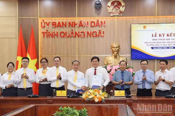 Lãnh đạo tỉnh Quảng Ngãi và Tổng công ty Bưu điện Việt Nam ký kết thỏa thuận hợp tác giai đoạn 2026-2030. (Ảnh: HIỂN CỪ)