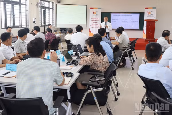 Quang cảnh lớp bồi dưỡng nâng cao năng lực lãnh đạo hiện đại. (Ảnh: HIỂN CỪ)