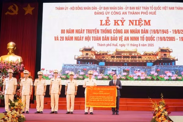 BÍ thư Thành ủy Lê Trường Lưu trao tặng bức trướng có dòng chữ "Phát huy truyền thống anh hùng vì nước quên thân, vì dân phục vụ, vững bước tiến vào kỷ nguyên mới" cho Công an thành phố Huế.