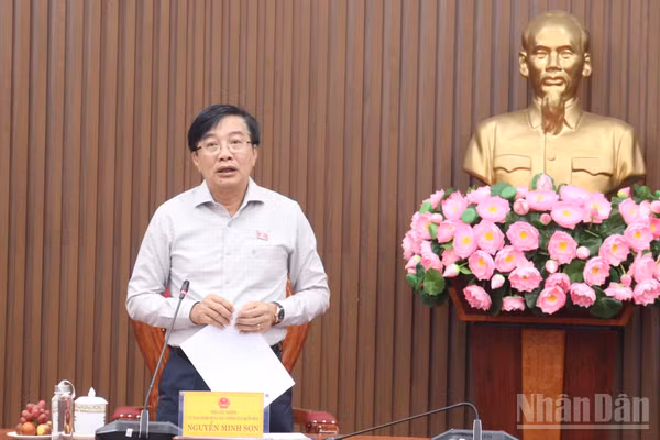 Phó Chủ nhiệm Ủy ban Kinh tế và Tài chính của Quốc hội Nguyễn Minh Sơn phát biểu kết luận buổi làm việc. (Ảnh: HIỂN CỪ)